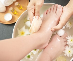 Saiba como aliviar o inchaço dos pés