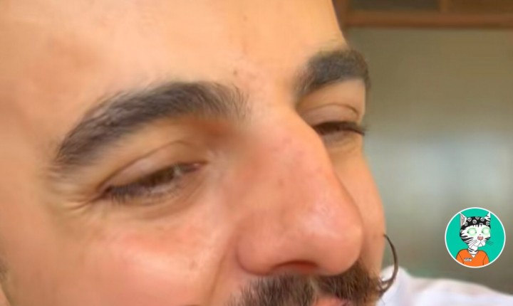 Mustache vai à churrascaria e leva seguidor junto