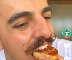 Mustache vai à churrascaria e leva seguidor junto