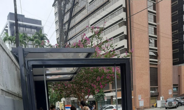 Uma moldura no meio da calçada