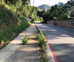 Calçada abandonada no principal acesso ao bairro