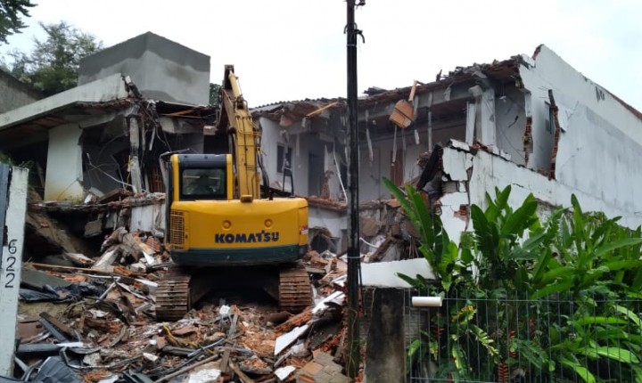 Mais de 20 apartamentos irregulares são demolidos na Capital
