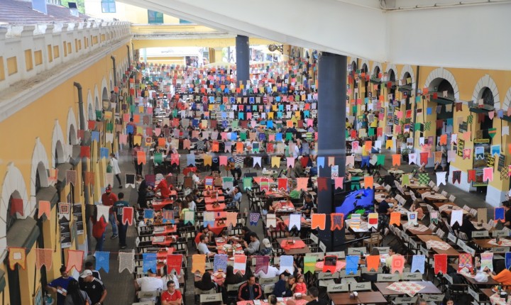 Floripa faz 349 e ganha 2 mil bandeirinhas de crochê