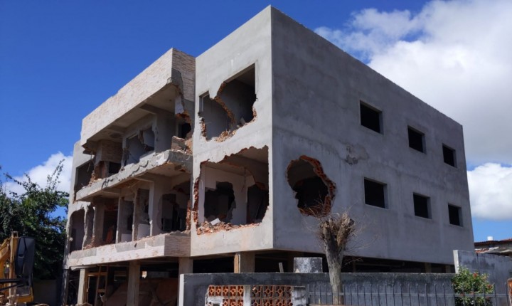 Três obras irregulares são demolidas nos Ingleses