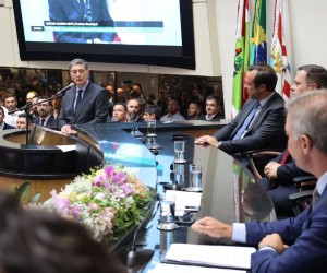 Prefeito Topázio Neto recebe o cargo de Gean Loureiro em cerimônia na ALESC 