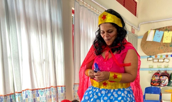Mulher Maravilha em sala de aula da Capital