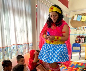 Mulher Maravilha em sala de aula da Capital