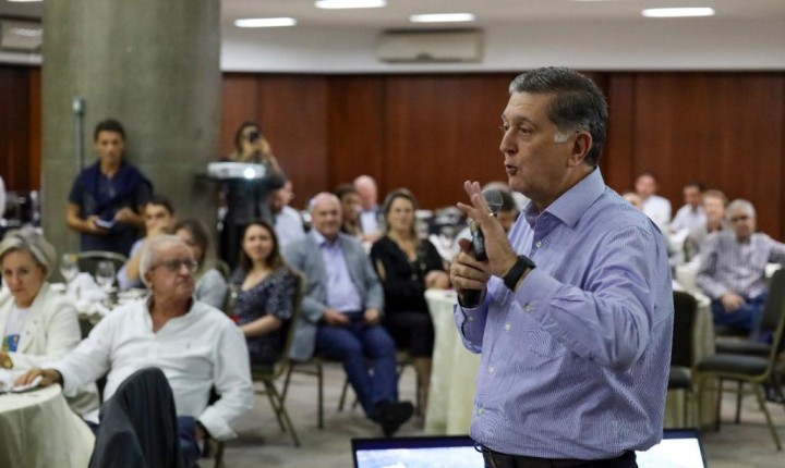 Audiências públicas devem ser retomadas no início de maio, afirma prefeito Topázio