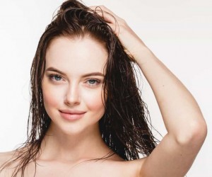 Enxaguar os cabelos com água mineral? Sim!