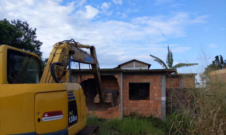 Nesta sexta-feira, ocorreram várias demolições de obras irregulares no Norte da Ilha 