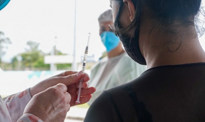 Florianópolis continua vacinação contra Covid-19 e Influenza nesta segunda-feira, 16/05