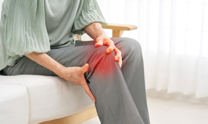 Saiba por que a queda na temperatura intensifica dores no joelho e quadril