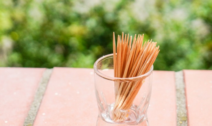 Conheça os 6 malefícios causados pelo hábito de palitar os dentes