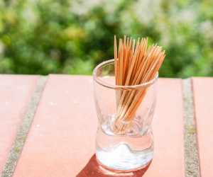 Conheça os 6 malefícios causados pelo hábito de palitar os dentes
