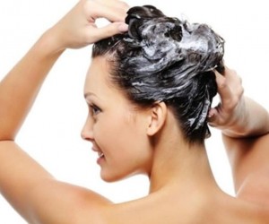  Você usa shampoo corretamente? Confira 5 erros comuns 