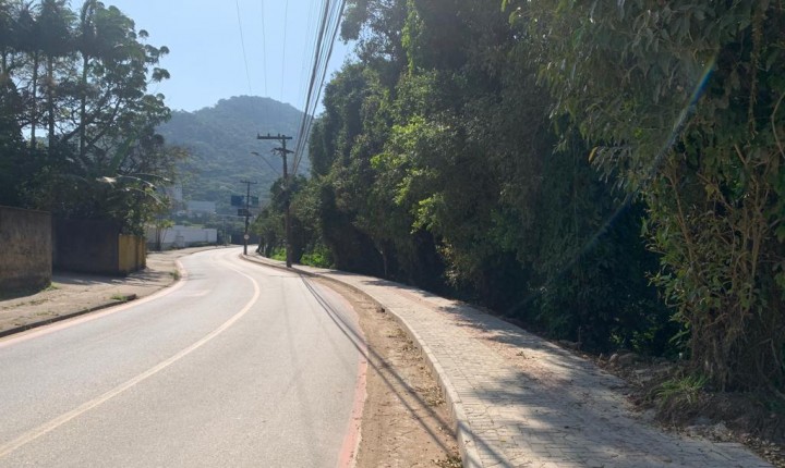 Nova calçada feita em Cacupé, após denúncia do Imagem da Ilha