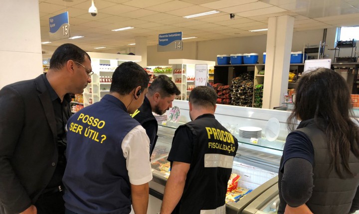 Procon da Capital apreende mais de 300 kg de mercadorias irregulares em supermercados do Norte da Ilha