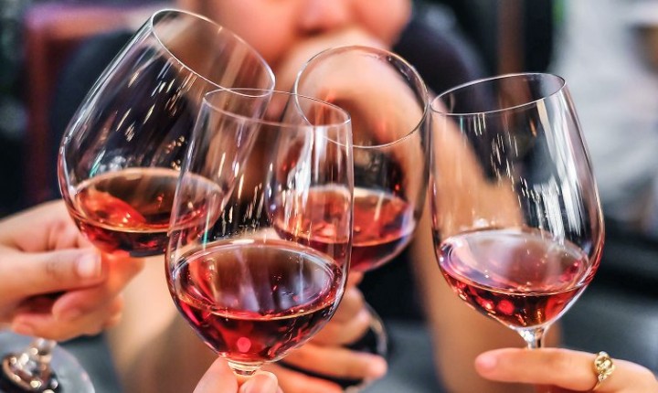 Hoje é Dia de Rock e vinho, bebê!