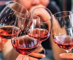 Hoje é Dia de Rock e vinho, bebê!