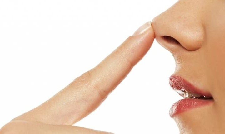 Cirurgiã plástica faz alerta após mulher perder parte do nariz