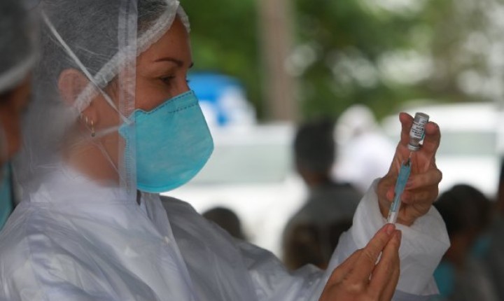 Vacinação  contra Covid-19 e Influenza continua nesta terça-feira, 2 de agosto