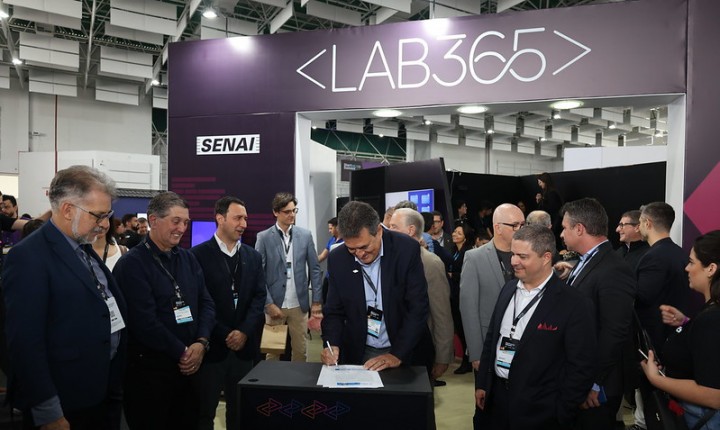 Capacitação em tecnologia para jovens de baixa renda