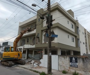 Prédio é demolido na Capital