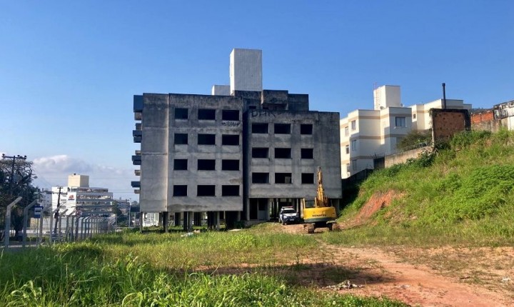 Prédio abandonado é demolido na Capital