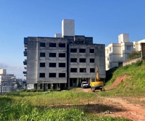 Prédio abandonado é demolido na Capital