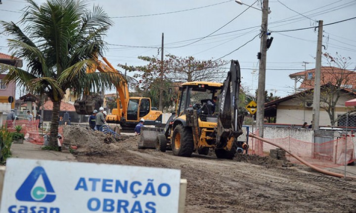 Obras de implantação de rede de esgoto seguem nesta segunda, 22