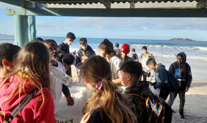 Escola do mar promove limpeza nas praias da Capital
