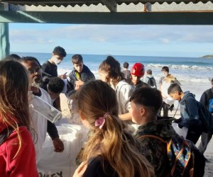 Escola do mar promove limpeza nas praias da Capital
