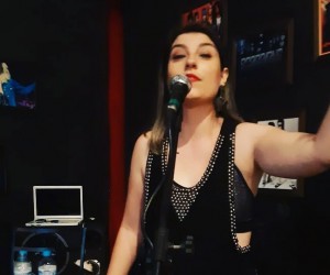 Bibliotecária de dia, cantora à noite