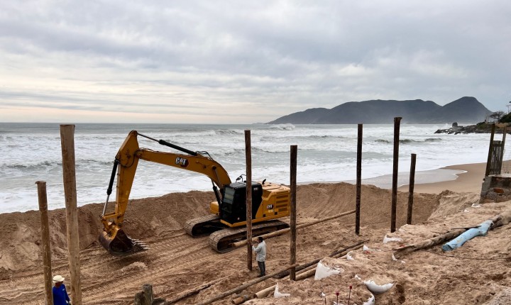 Morro das Pedras: assentamento de estacas dá corpo à contenção na praia