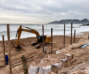 Morro das Pedras: assentamento de estacas dá corpo à contenção na praia