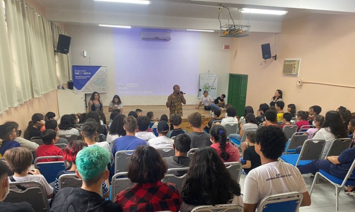 Estudantes da Capital vão criar sistema de captação de água de chuva e jornal eletrônico na rede municipal