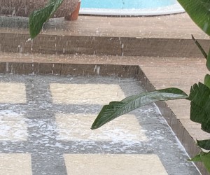 Chuva de granizo surpreende na Capital