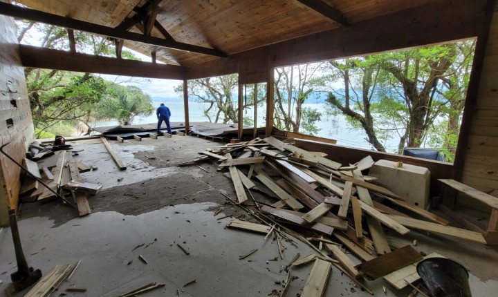 Obra de alto padrão é demolida no Sul da Ilha