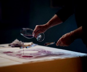 Obra pintada com vinho é leiloada para ajudar a APAE