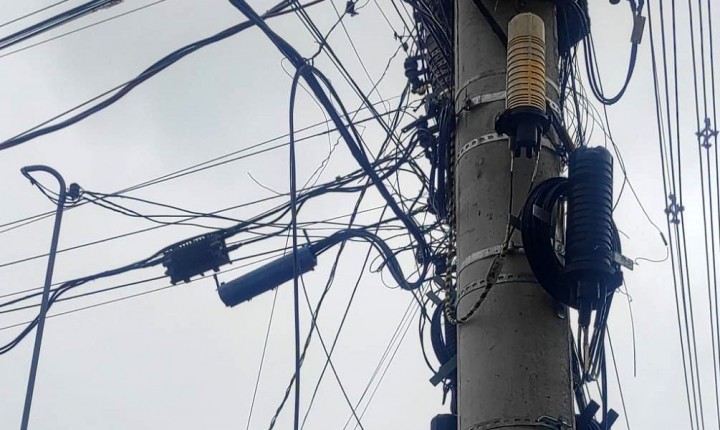 Celesc é notificada pela PMF por fiação irregular