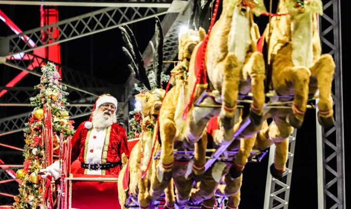 Ponte Hercílio Luz recebe parada de Natal
