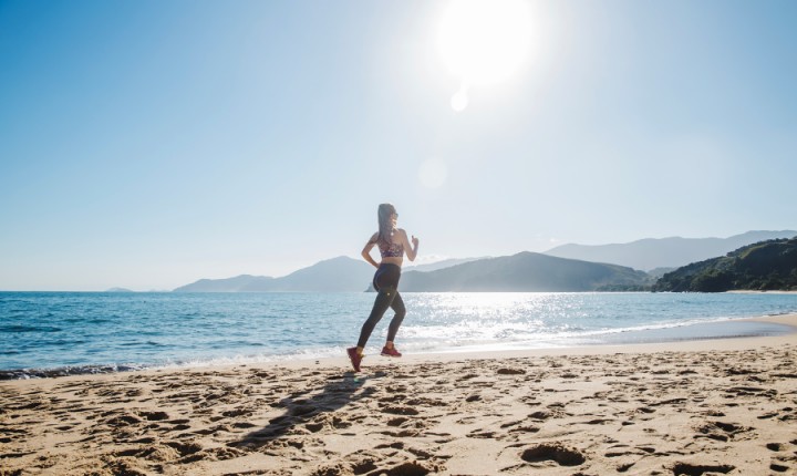 Com a chegada do verão, exercícios na praia requerem cuidado