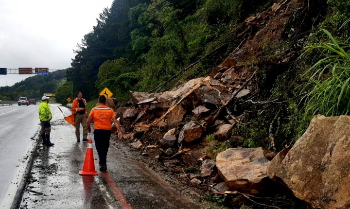 Após deslizamento de terra, faixa na SC-401 é interditada. Saiba mais!