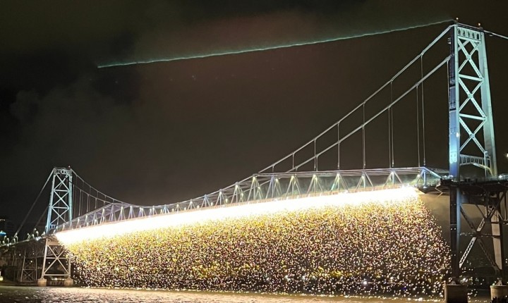 Floripa reúne 200 mil pessoas para show de fogos nas avenidas à Beira-mar 