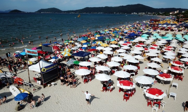 Sem cobrar utilização: mesas e cadeiras na faixa de areia podem ser utilizadas por banhistas
