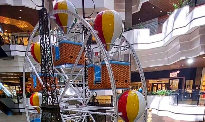 Roda-gigante e carrossel são atrações para todas as idades no Beiramar Shopping