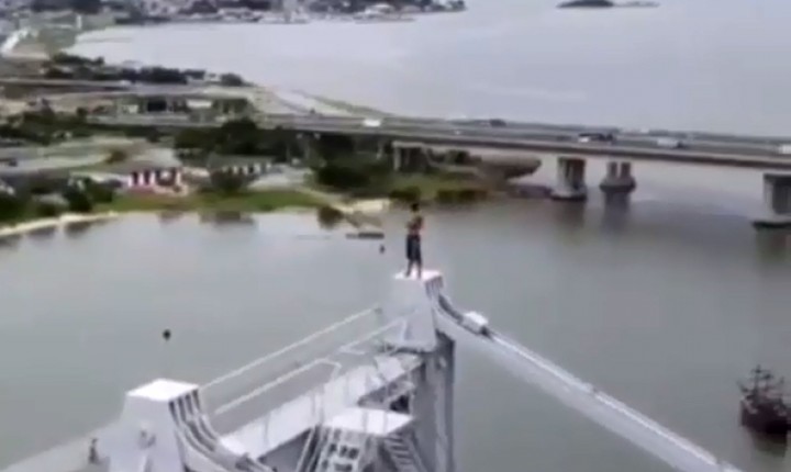 Atualização: Homem sobe no topo da Ponte Hercílio Luz
