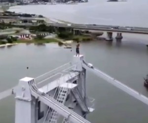 Atualização: Homem sobe no topo da Ponte Hercílio Luz