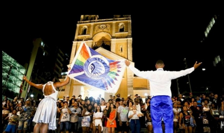 Escolas de samba desfilam no Centro da cidade neste final de semana