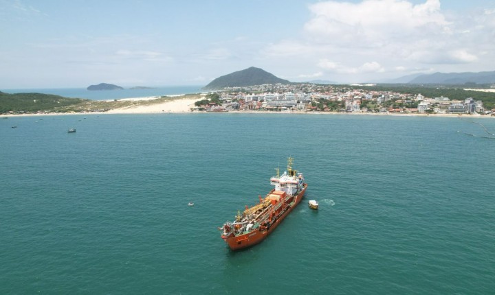 Praia dos Ingleses: alargamento da faixa de areia tem início com operação de dragagem